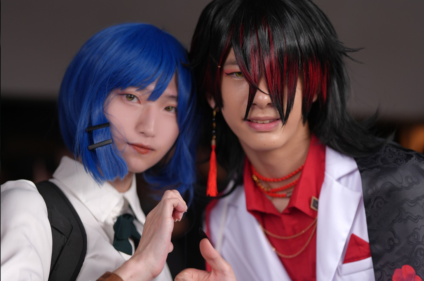 2 persons with one cosplay as Ryo from bocchi the rock, bocchi the rock is a anime about a rock band